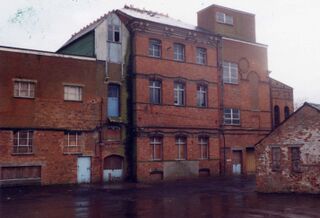 File:Brackley H&N 1986 brewhouse.jpg