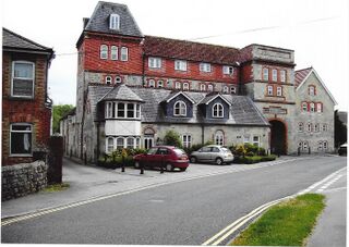 File:Tisbury Wilts old Wiltshire brewery rebuilt 1885 proprietor Archibald Becket 26 May 2010.jpg