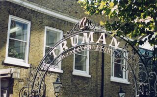 File:Trumans Brick Lane 1990 set a (3).jpg
