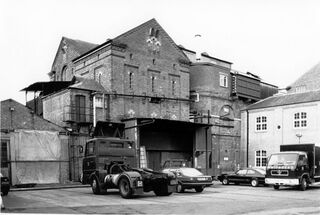 File:Looking S, view of Wethered's Brewery factory yard, with several parked motor vehicles, High St, Marlow. 1980s..jpg