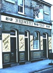 File:Mackesons Brewey Tap pub Folkestone.jpg