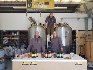 File:Braunton Brewery staff zm.jpg