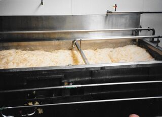 File:Wychwood brewery Witney fermenting vessel 2 September 2000 (2).jpg