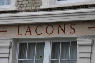 File:Lacons sign on disused London Pub.jpg