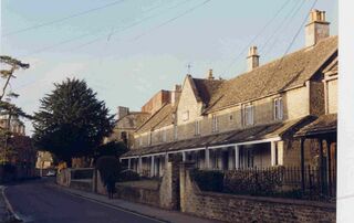 File:Bowly Cirencester 1994 Cottages.jpg