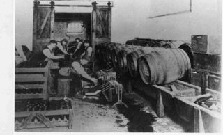 File:Brakspear bottling 1900.jpg